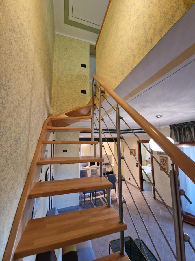 Casa Vittoria Sirmione Punta Gro Con Piscinaアパートメント エクステリア 写真