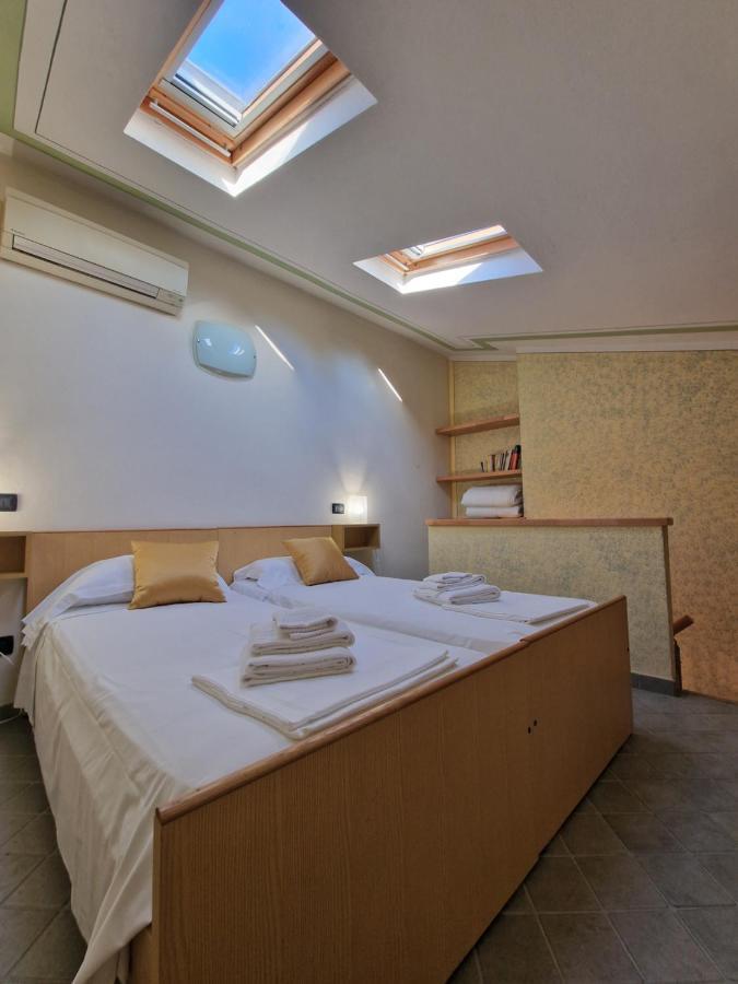 Casa Vittoria Sirmione Punta Gro Con Piscinaアパートメント エクステリア 写真